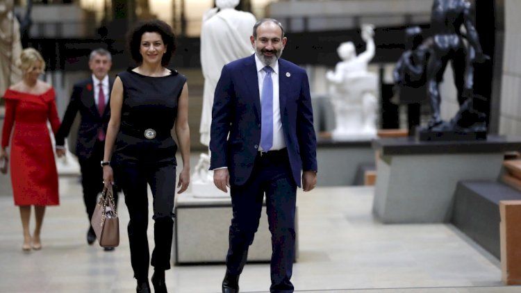 Paşinyan həyat yoldaşı ilə Parisə getdi 