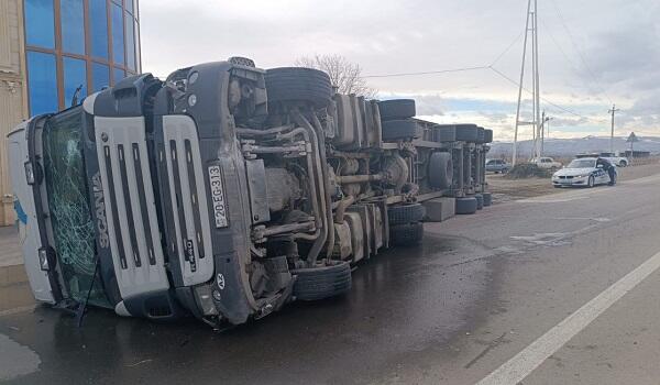 Hacıqabulda TIR aşdı, taxıl yola dağıldı