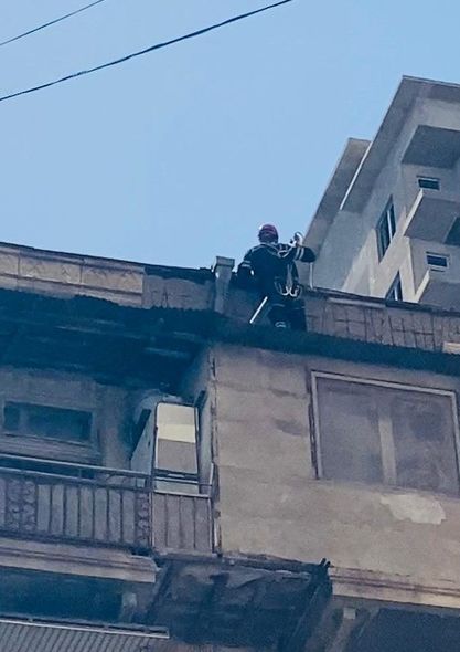 Bakıda binadan qopan beton parçaları təhlükə yaratdı - FOTO