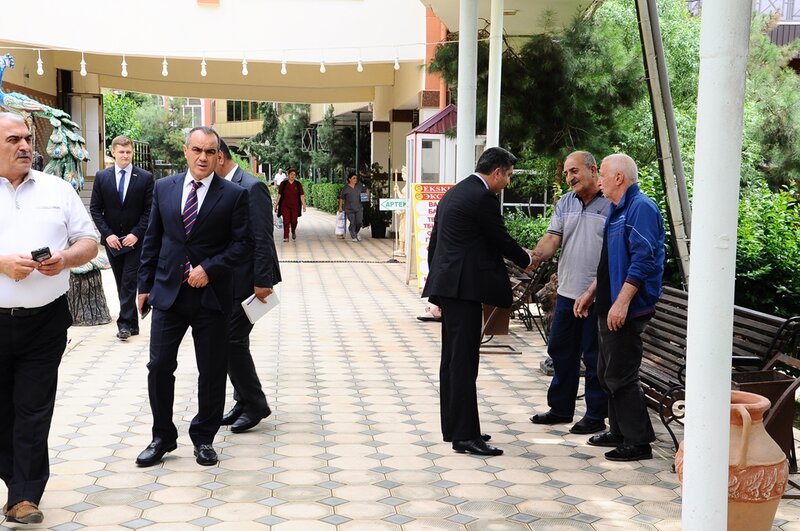 İcra başçısı turistlərlə - 