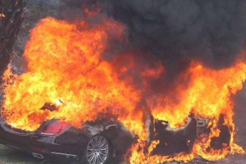 "Mercedes" yol kənarındakı maneəyə çırpılıb və yanıb