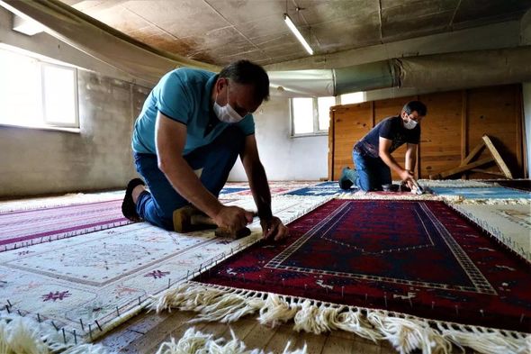 İxrac məqsədilə hazırlanan xalçalar nə üçün yolun ortasına sərilir? - FOTO