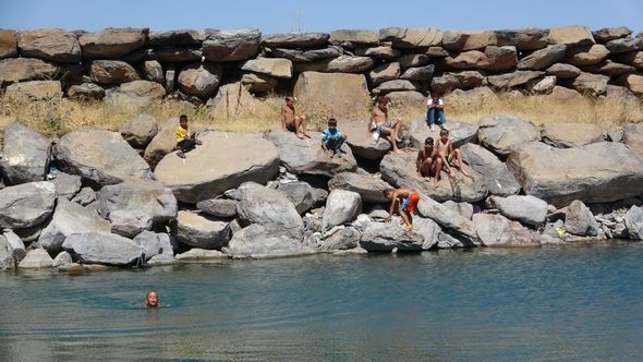 Türkiyədə göldə möcüzə: Suyunda üzənlər qaraşın girib, sarışın çıxırlar - FOTO