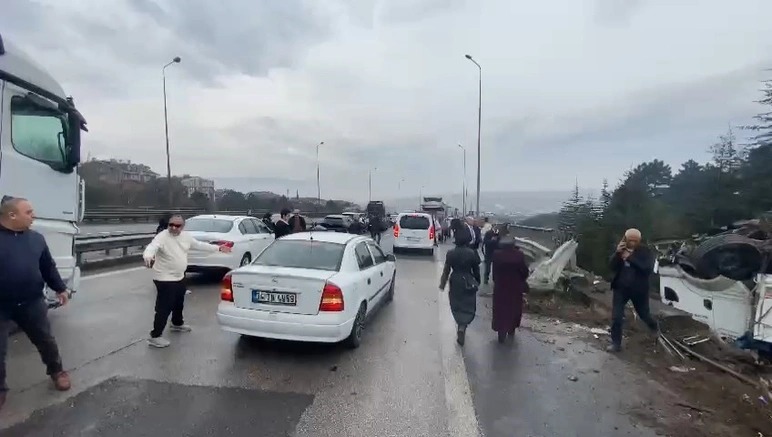 23 avtomobil toqquşdu - İstanbul yolu bağlandı / FOTOLAR