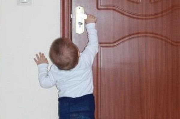 Mənzildə köməksiz qalan azyaşlı xilas edildi