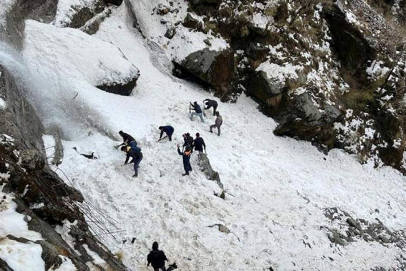 Hindistanda uçquna düşən turistlərdən 20-si sağ çıxarıldı - FOTO