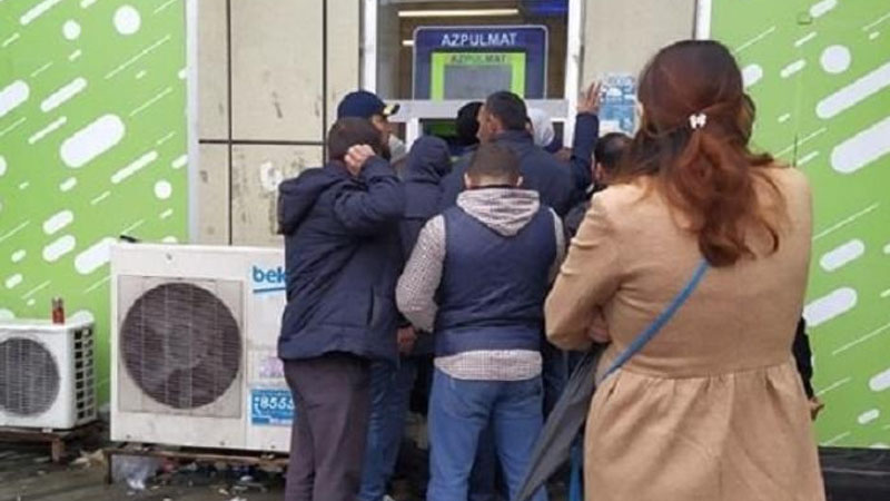 Bakıda camaata pul paylayan aparatın sahibi məlum oldu - FOTO