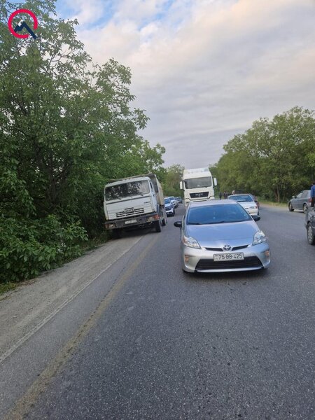Bakı-Quba yolunda ağır qəza - Ölənlər var - FOTO