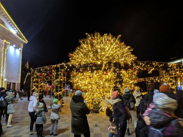 Ukraynada Milad ağacı insanların üstünə aşdı - FOTO/VİDEO