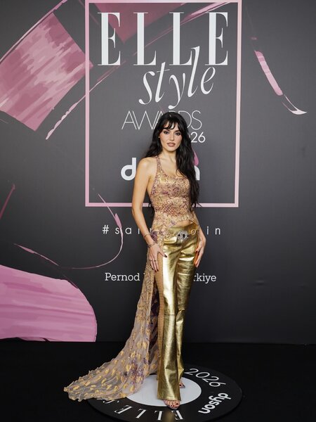 Türkiyəli ulduzlar qırmızı xalıda göz qamaşdırdı - FOTOLAR