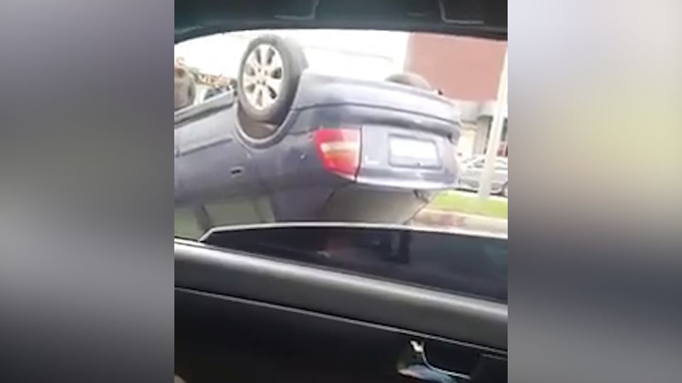 Bakının mərkəzində qəza: Sürücü idarəetməni itirdi, maşın aşdı - VİDEO