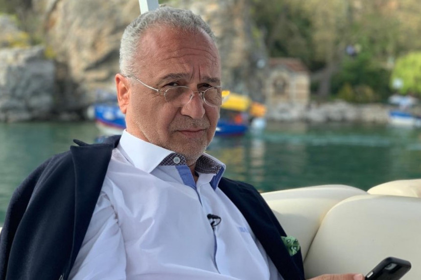 "Adıma səhifə açıb, qadınlardan pul alırlar" - Azər Qərib
