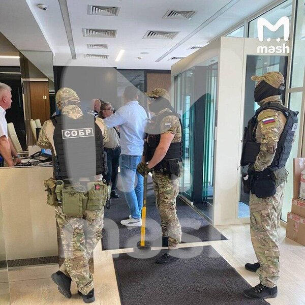 İsgəndər Xəlilovdan xəbər var: Rusiya kanallarının hədəfə aldığı iş adamı ailəsi ilə bu ölkədədir