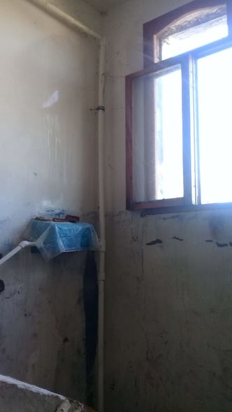 Sakinlər narahatdır: Qəzalı vəziyyətdə olan binanı su basıb - FOTO