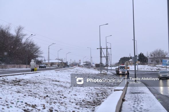 Ağ örpəyə bürünən Bakı küçələrindən FOTOREPORTAJ