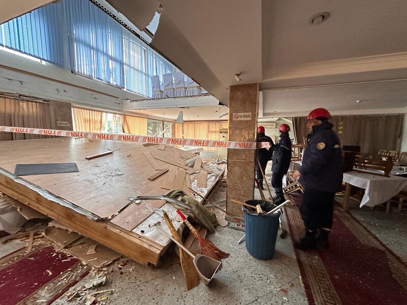 Bakıda mərasim evinin tavanı çökdü - Yaralılar var