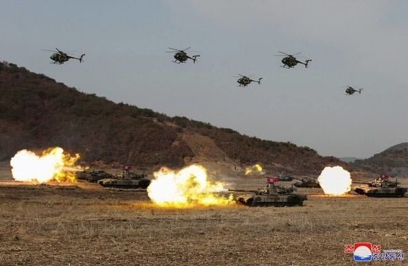 Kim Çen In ordunun ən yeni tankını özü sınaqdan keçirdi - FOTO