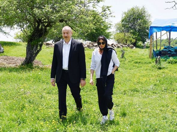 İlham Əliyev və Mehriban Əliyeva Pir Ömər Sultan ziyarətgahı ilə tanış olublar - FOTO + YENİLƏNİB