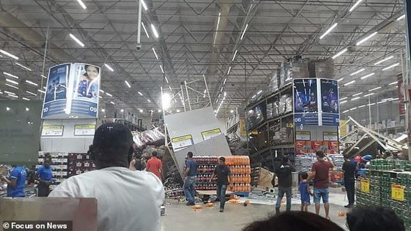 Supermarketdə rəflər "domino effekti" ilə aşdı: Ölən və yaralananlar var - ANBAAN VİDEO