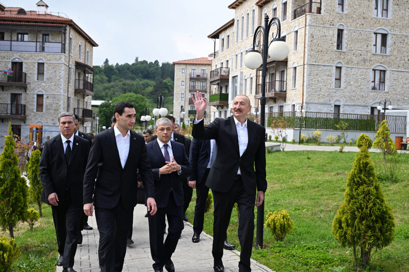 Prezidentlər Şuşada inşa edilmiş birinci yaşayış kompleksində - Fotolar