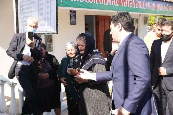 Xaçmazın İcra başçısı Aşağıoba və Aslanoba kəndlərində şəhidlərin məzarını ziyarət edib - FOTO
