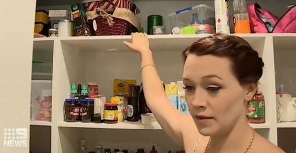 Qadın tanımadığı birinin həftələrlə onun evinin çardağında yaşadığını öyrəndi - FOTO/VİDEO