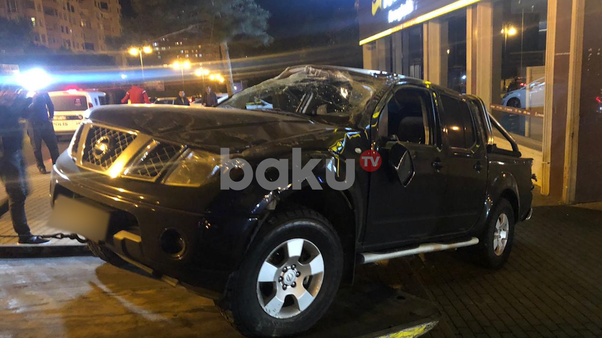 Bakıda idarəetmədən çıxan avtomobil mağazaya çırpılıb - FOTO