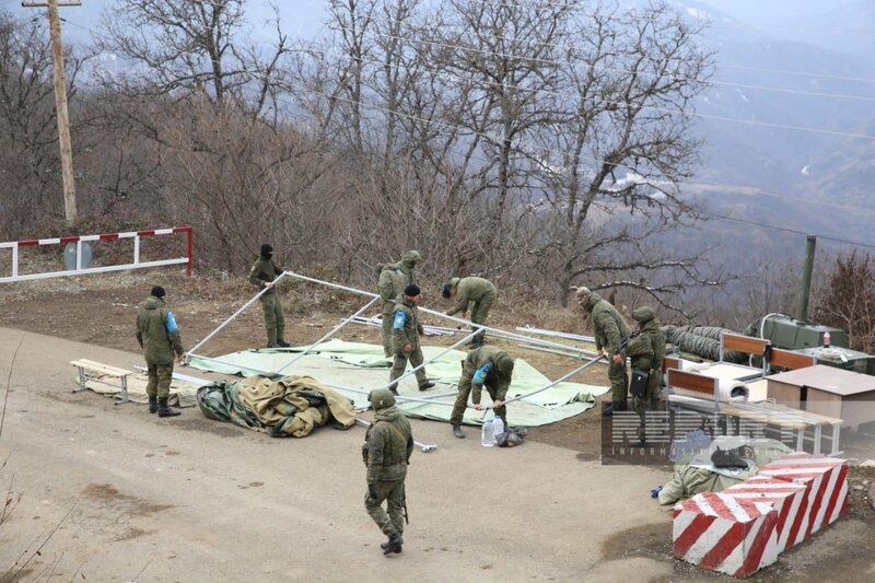 Sülhməramlılar etiraz aksiyasının keçirildiyi ərazidə quraşdırdıqları çadırları sökürlər - FOTOLAR