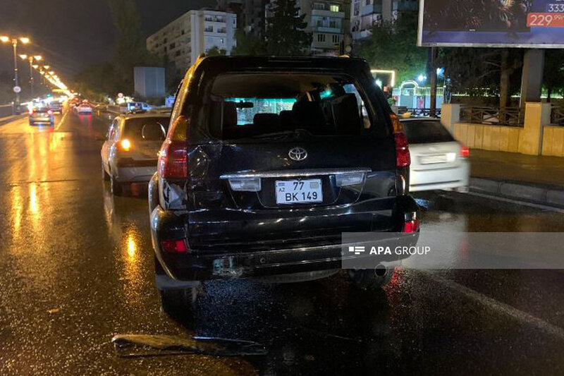 Bakıda avtobus qəza törətdi, sərnişinlər təxliyyə edildi - FOTO