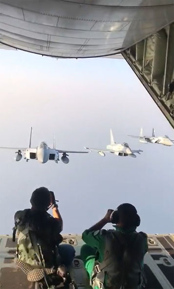 Jurnalist fotosessiyada qırıcıların necə "poza verdiyini" göstərdi - FOTO/VİDEO