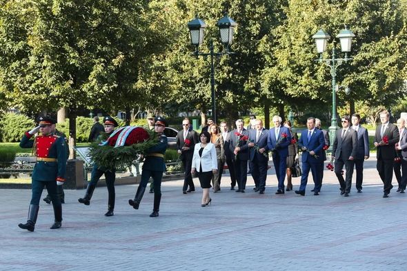 Sahibə Qafarova naməlum əsgərin məzarını ziyarət etdi – FOTO 