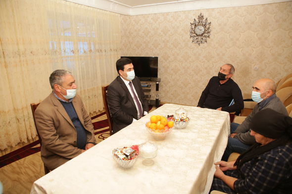 İcra başçısı şəhid ailələri və yaralı hərbçilərlə görüşdü - FOTO