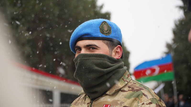 İsti evlərini qoyub, əlləri üşüyən uşaqları ilə şəhidləri ziyarətə gələnlər - FOTOREPORTAJ