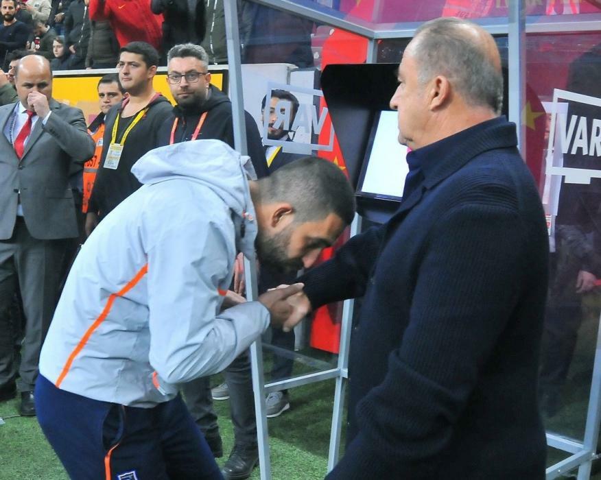 Fatih Terimin əlini öpdü - FOTOLAR