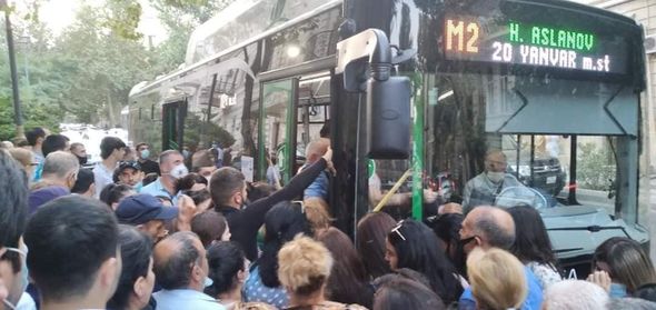 Bakıda avtobuslarda sərnişin sıxlığı acınacaqlı vəziyyət yaratdı: Nə sosial məsafə var, nə maska - FOTO