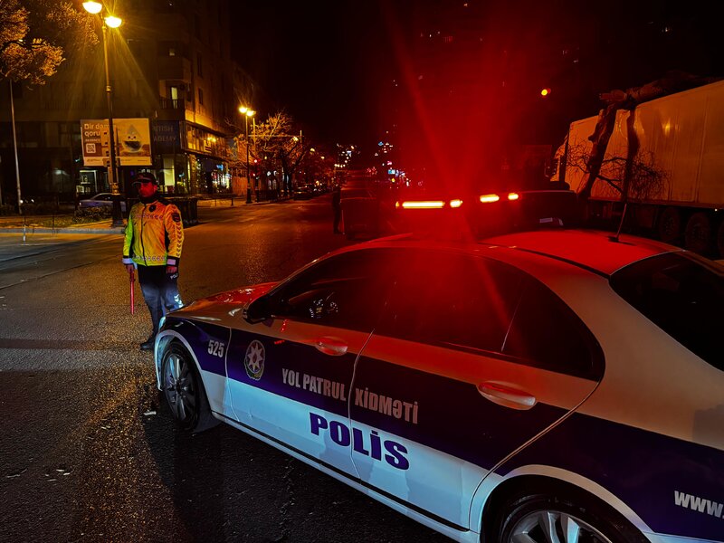 Yasamalda yük maşını ağaca dəydi - Sıxlıq yarandı