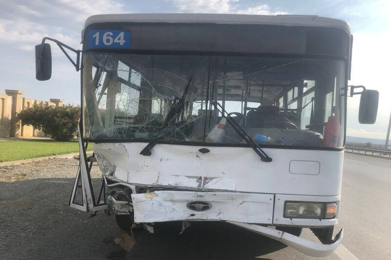 Yanacaqdoldurmadan çıxan minik maşını avtobusla toqquşdu - Ölən və yaralanan var