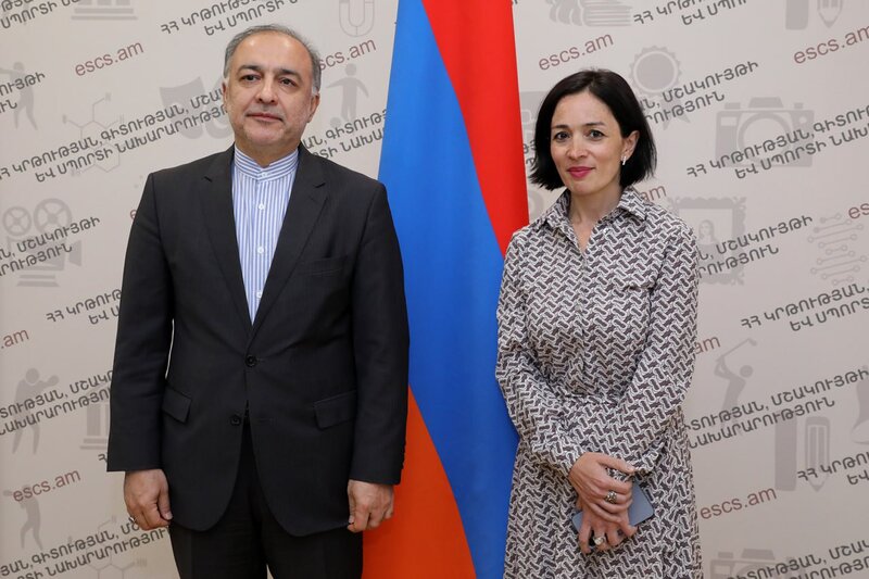 Ermənistan məktəblərində fars dili tədris olunacaq
