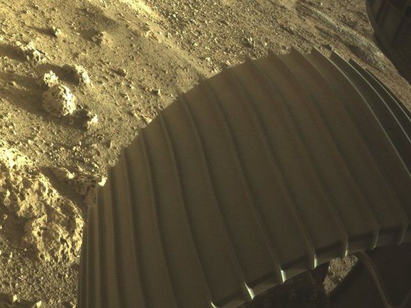 Mars roveri qırmızı planetdən ilk rəngli görüntüləri göndərdi - FOTO