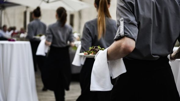Bakıda restoranların 'servis haqqı' dələduzluğu: 'Nəzarət olsa, belə soyğunçuq edə bilməzlər