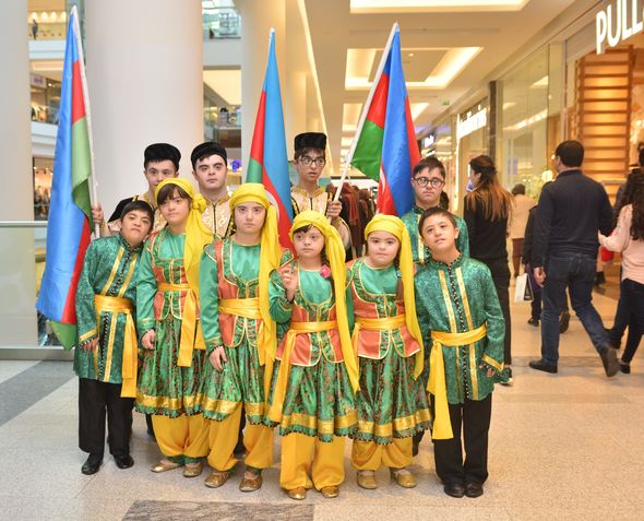 Daun sindromlu və serebral iflicli uşaqlardan Bayraq Günü fləşmobu - FOTO/VİDEO