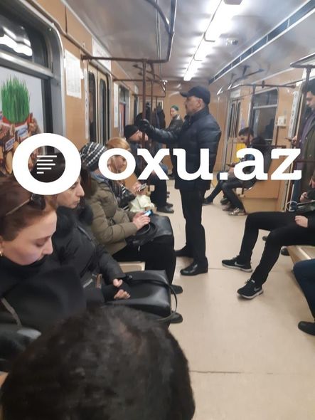Azərbaycanda nazir müavini metrodan istifadə edir - ÖZƏL + FOTO