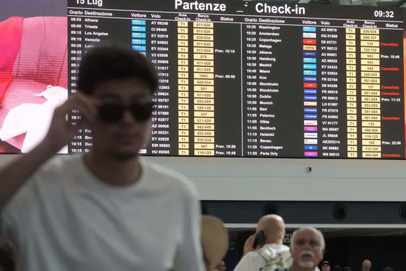 İtaliyada minə yaxın reys təxirə salındı, yüz minlərlə sərnişin aeroportlarda qaldı - FOTO