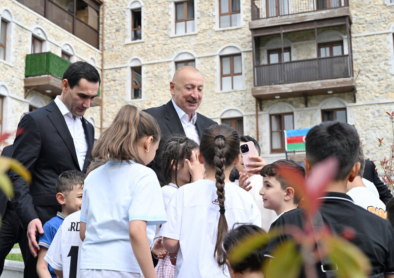 Prezidentlər Şuşada inşa edilmiş birinci yaşayış kompleksində - Fotolar