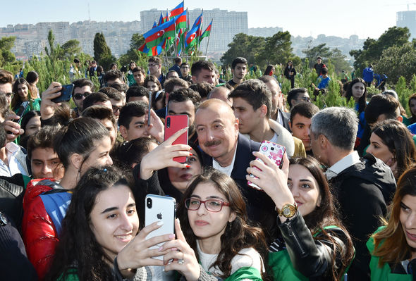İlham Əliyev və Mehriban Əliyeva ağacəkmə aksiyasında - FOTO
