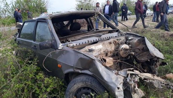 Tovuzda yüksək sürət can aldı: Kanala aşan avtomobildə bir nəfər öldü, digəri yaralandı - FOTO