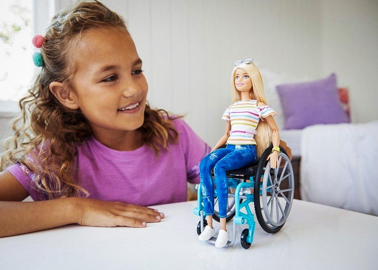 "Barbie" gəlincikləri əlil arabalarında - VİDEO