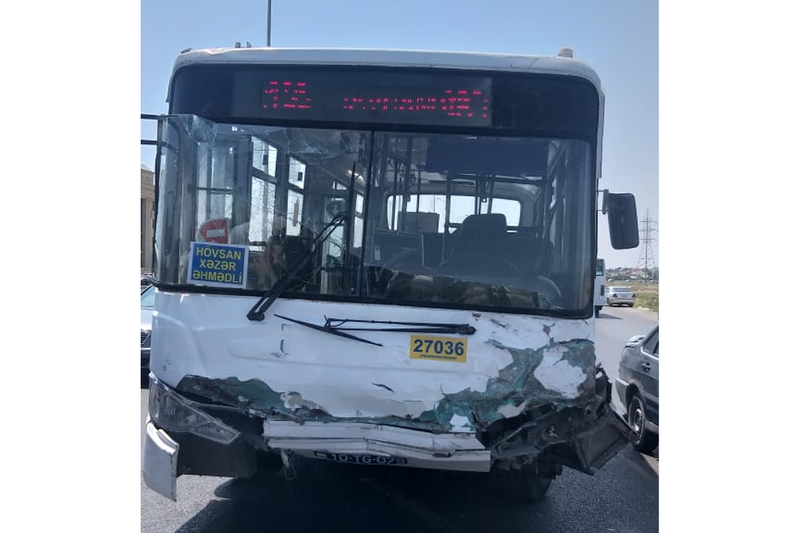 Bakıda sərnişin avtobusu minik maşını ilə toqquşdu