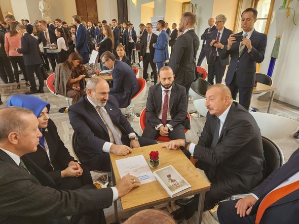 Azərbaycan, Türkiyə və Ermənistan liderlərinin qeyri-rəsmi görüşündən görüntülər - VİDEO