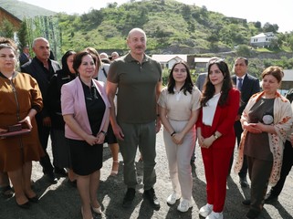 Dövlət başçısı Laçın şəhərinə qayıdan əhali ilə görüşüb, evlərin açarlarını onlara təqdim edib - FOTOLAR